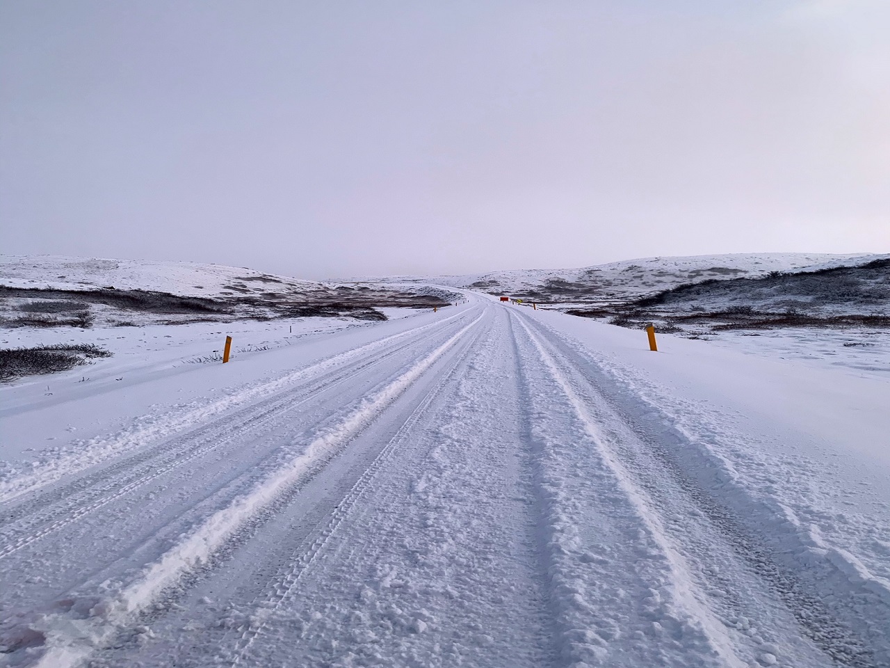 Endlose Straße im Schnee